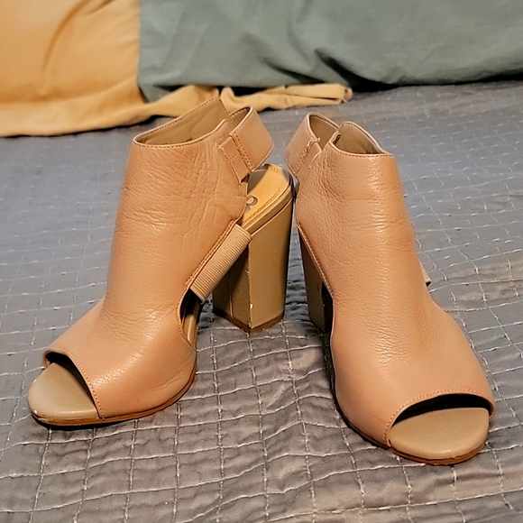 Gianni Bini Shoes - 6.5 Gianni Bini leather heel